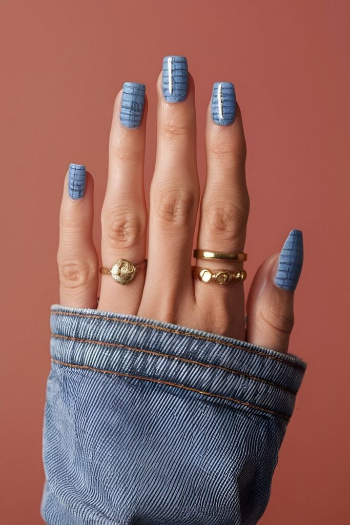 Short acrylic nails with textured denim effect in shades of blue, casual and trendy